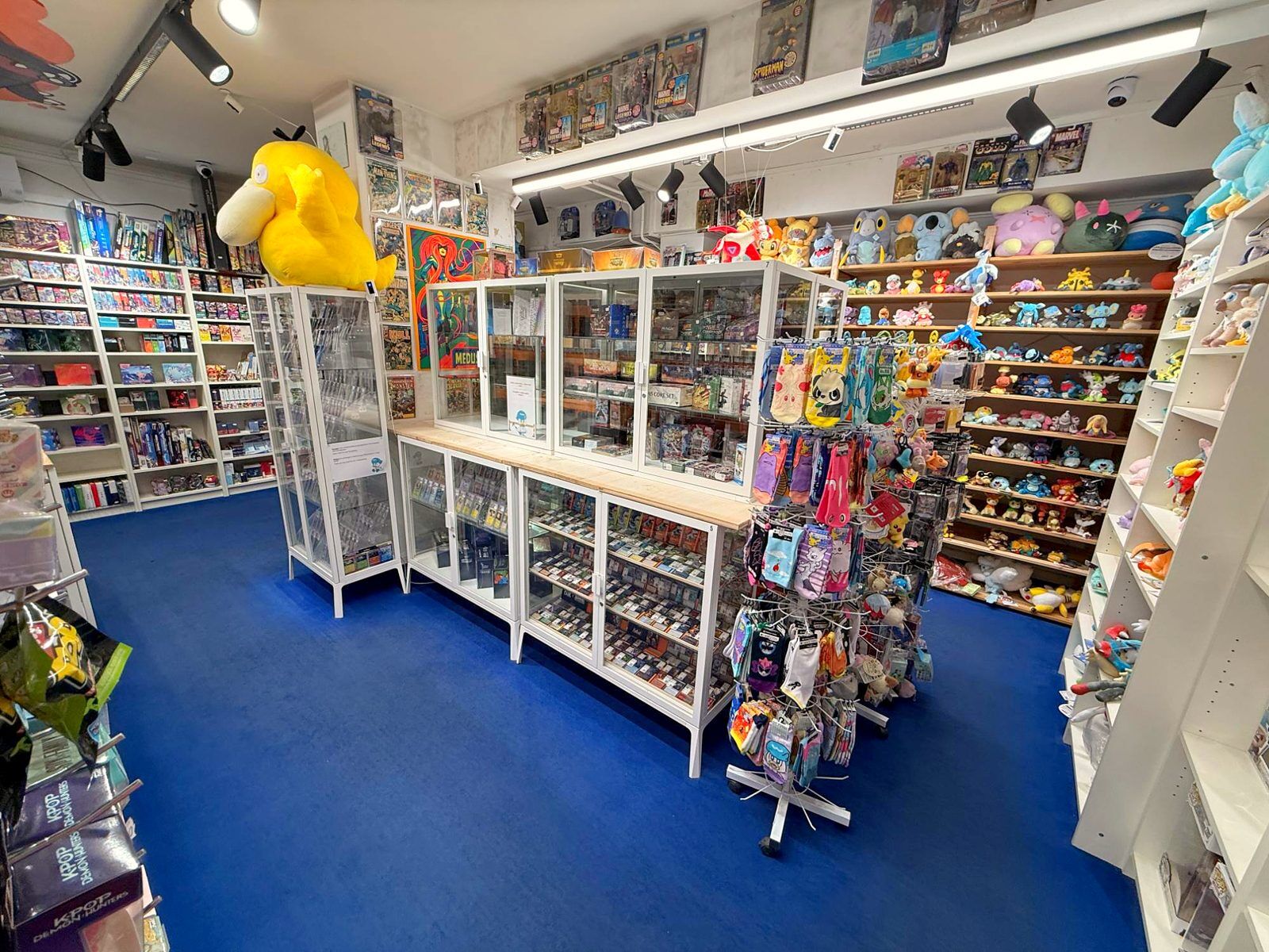 AMAZINGTOYS® Store, Vitrinen und Plüschwand (2026)