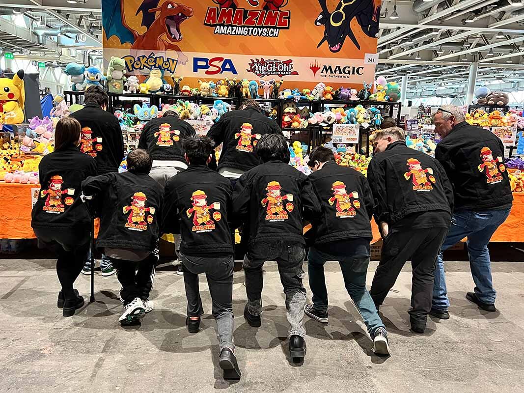 Das AMAZINGTOYS® Team in Captain-Collector-Jacken am Stand der Fantasy Basel 2024