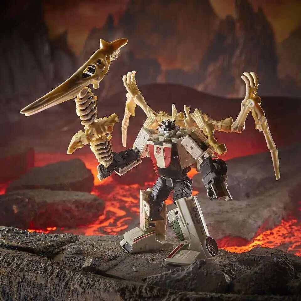 Transformers Generations Kingdom: War for Cybertron Wingfinger Deluxe Action Figure WFC-K25