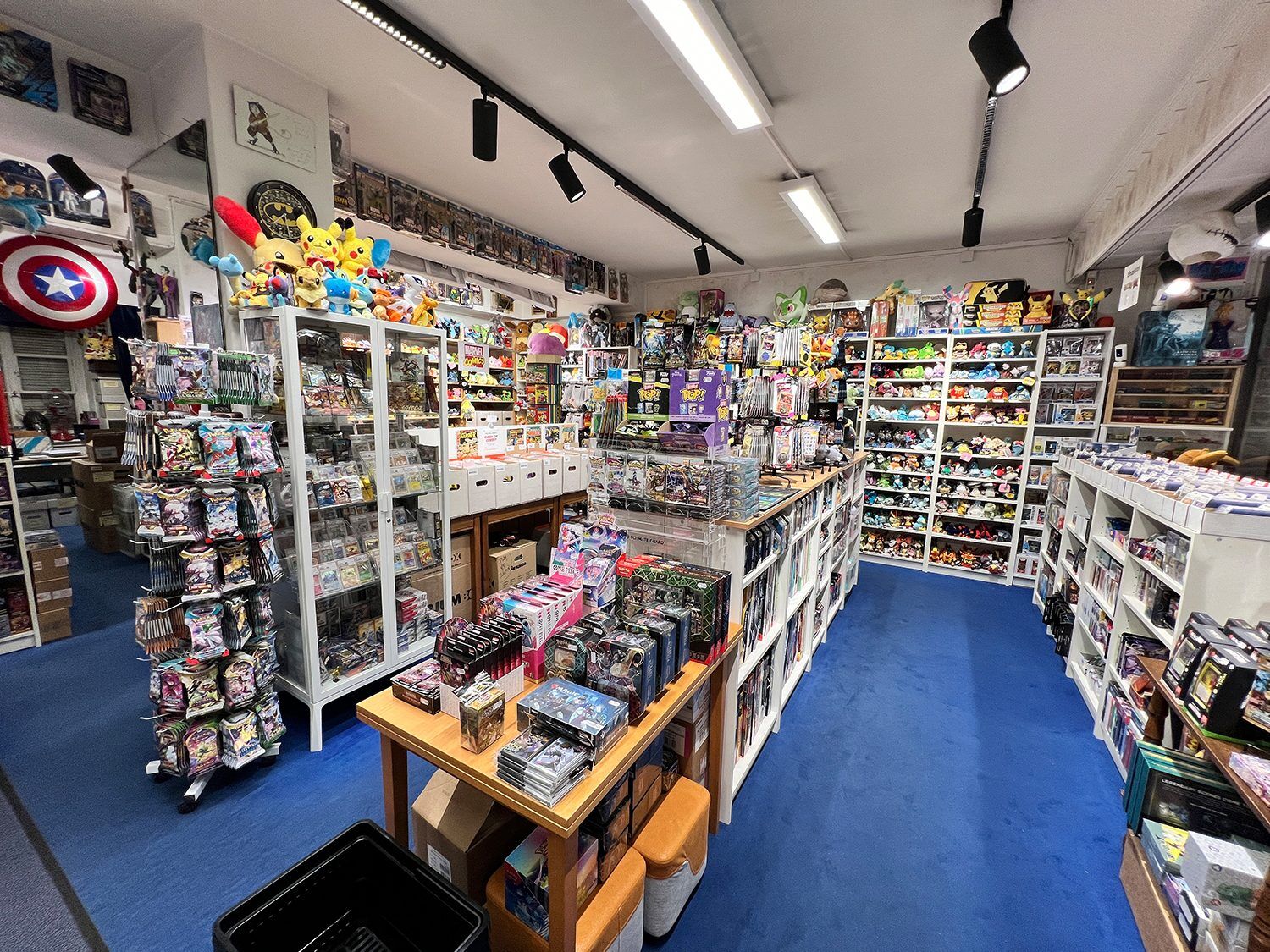 AMAZINGTOYS® Store, Mittelgang mit Displays (2024)