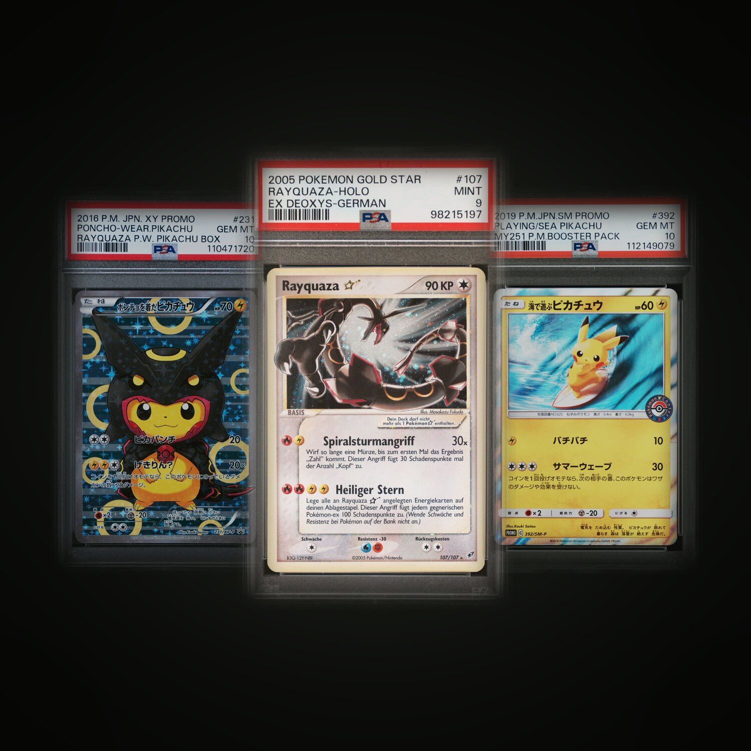 Drei gegradete Pokémon-Karten in PSA-Slabs, in der Mitte Rayquaza Gold Star, aus Drei gegradete Pokémon-Karten in PSA-Slabs, in der Mitte Rayquaza Gold Star, aus dem Sortiment von AMAZINGTOYS®