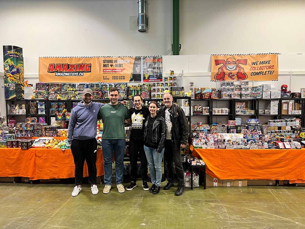 Das AMAZINGTOYS® Team vor dem eigenen Stand mit Sammelkarten und Merchandise an der Fantasy Basel 2023