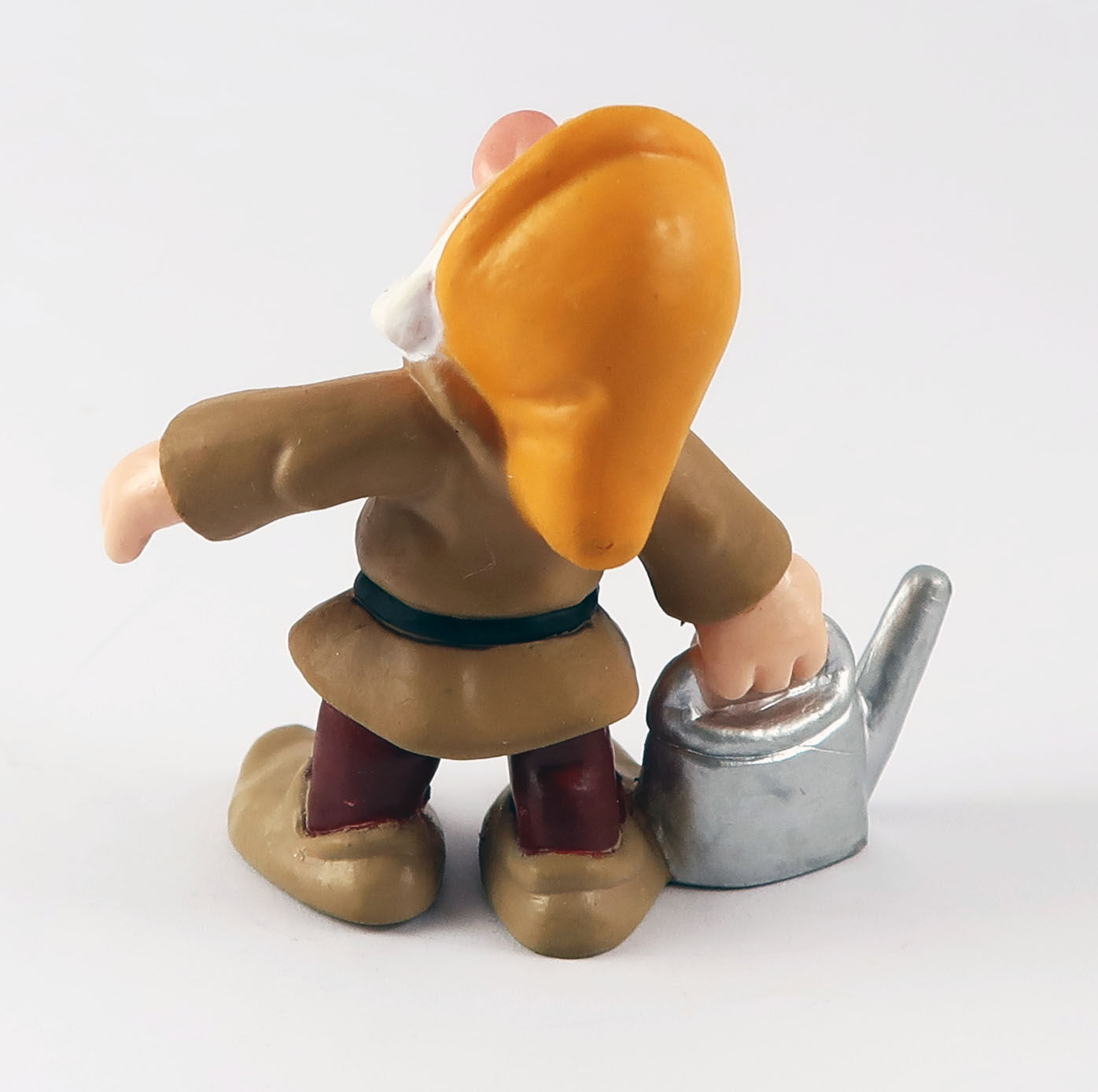 schneewittchen_zwerg_mit_kanne_back