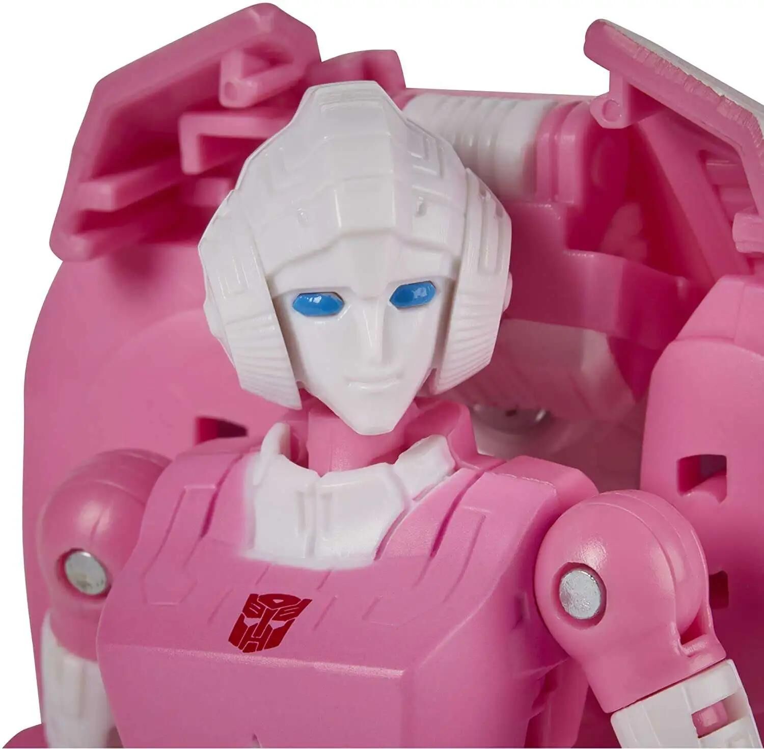 Transformers Generations Kingdom: War for Cybertron Arcee Deluxe Action Figure