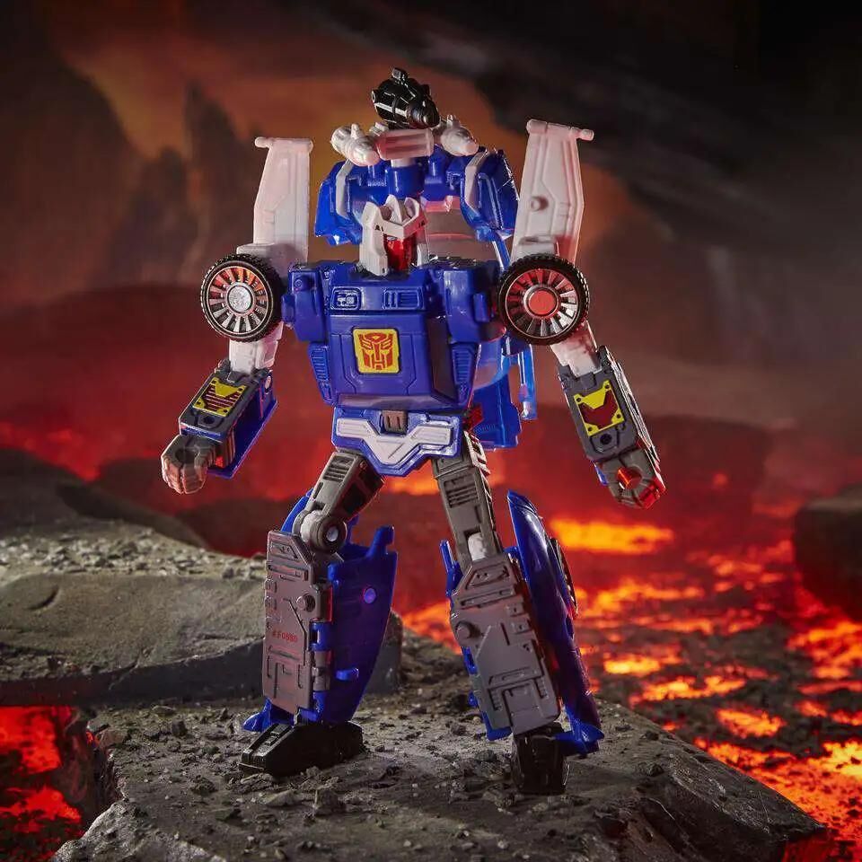 Transformers Generations Kingdom: War for Cybertron Autobot Tracks Deluxe Action Figure