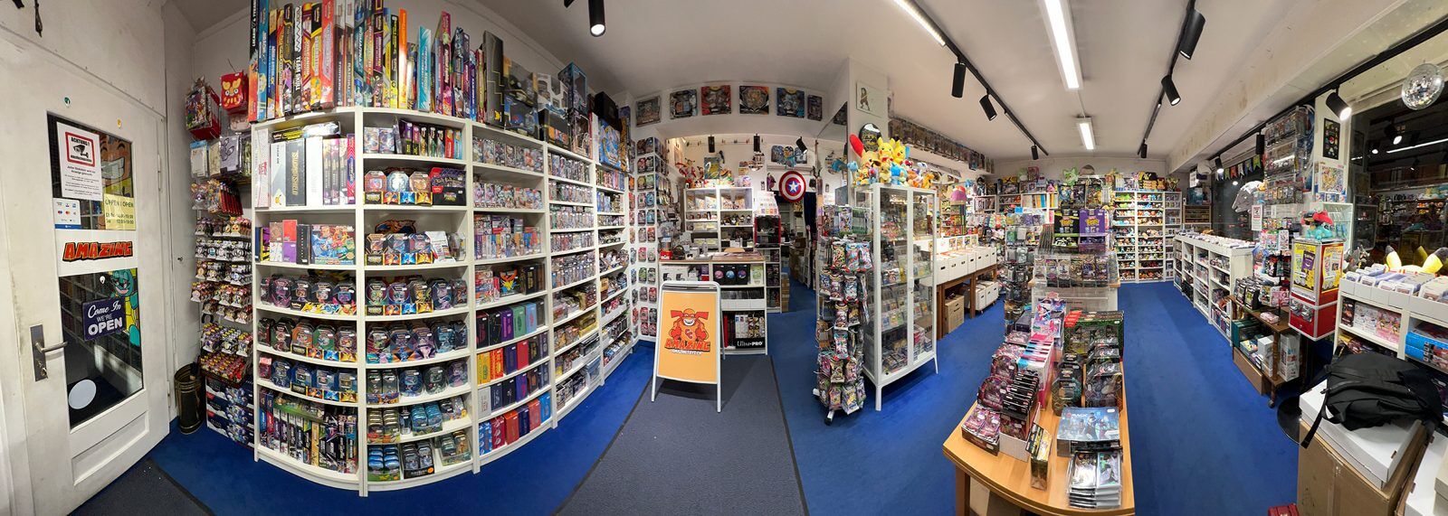 AMAZINGTOYS® Store, Panorama vom Eingang (2024)