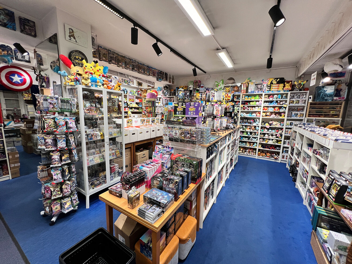 AMAZINGTOYS® Brand Manifesto Blick in den AMAZINGTOYS® Store in Zürich mit Vitrinen, vollen Regalen und Sammelkarten