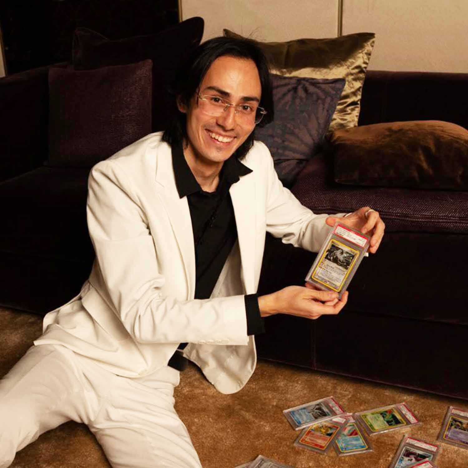 Thomas Kovacs von AMAZINGTOYS® mit einer PSA-gegradeten Pokémon-Karte aus der Jolina Gisèle Collection
