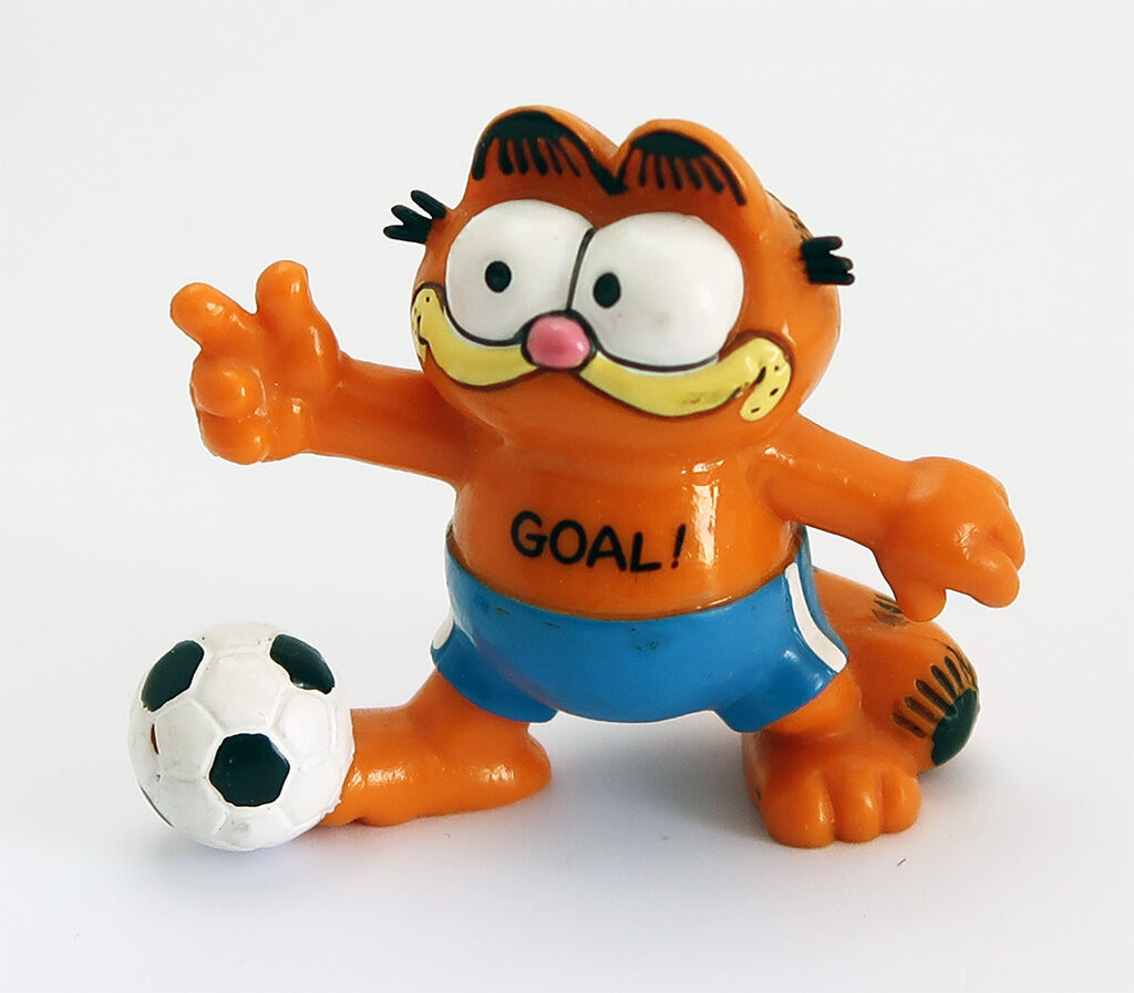 garfield_goal_front Garfield mit Fussball PVC Figur