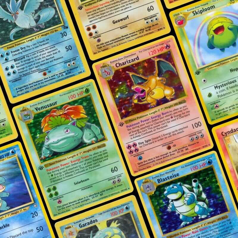 Pokémon Seltenheitsstufen: Seltenheit und Wert richtig einschätzen Holografische Vintage-Pokémon-Karten wie Charizard, Venusaur und Blastoise, schräg nebeneinander gelegt