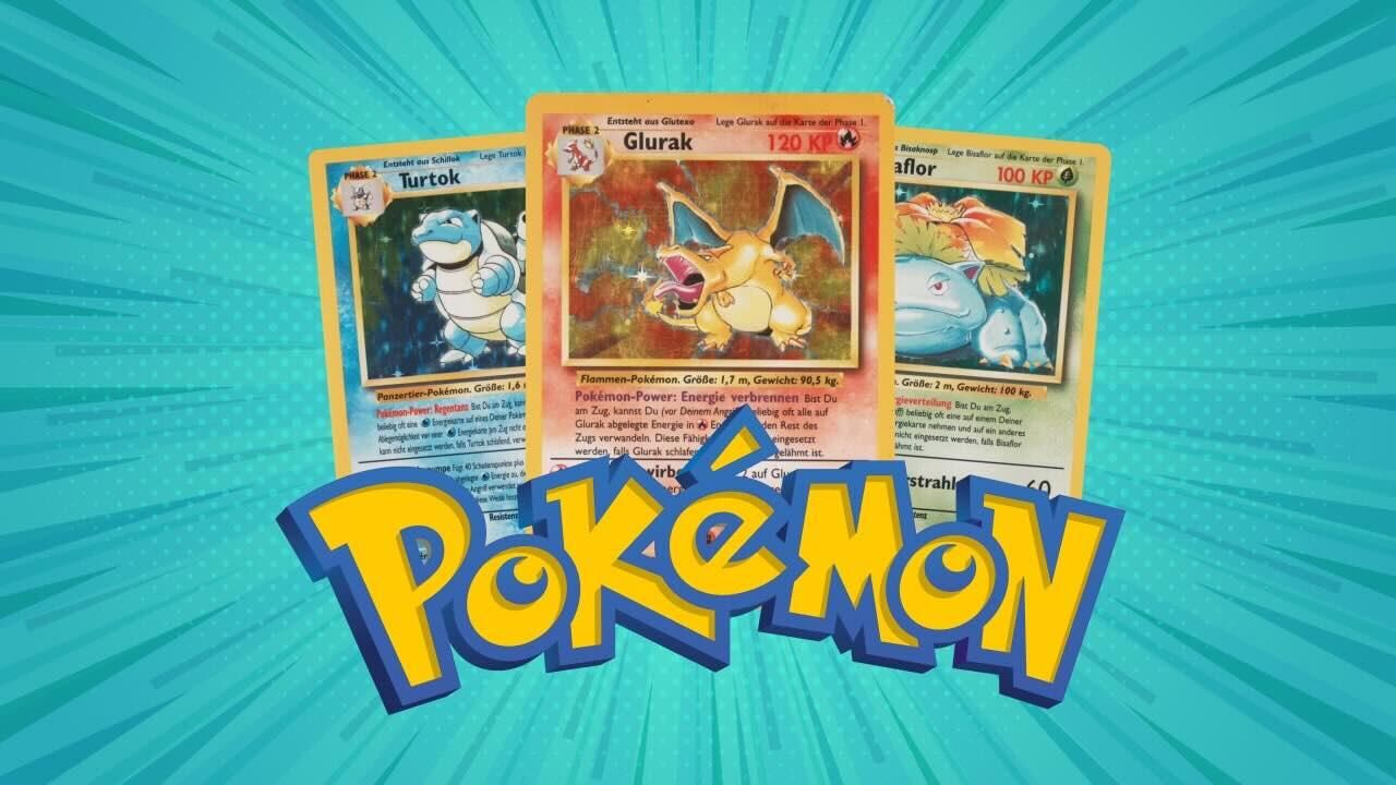Seit wann gibt es Pokémon-Karten? Geschichte und Start in der Schweiz Die deutschen Basis-Set-Karten Turtok, Glurak und Bisaflor über dem Pokémon-Logo auf türkisem Grund